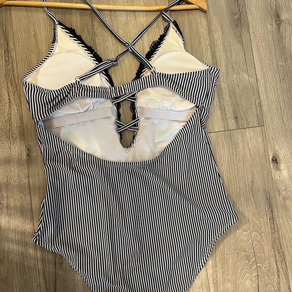 Low cut swimsuit - Picture 3 of 4